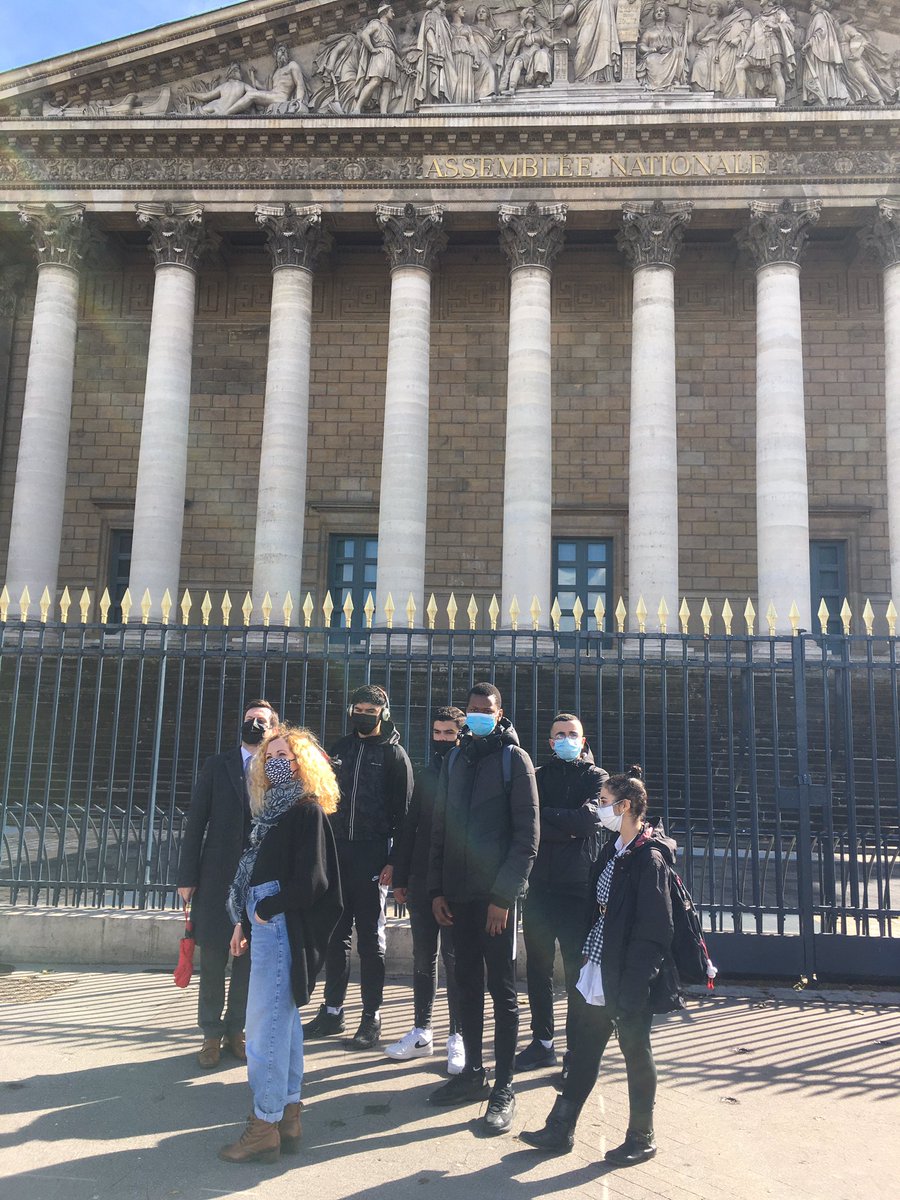 InterClass_'s tweet photo. Les lycéens d’Aulnay-s-Bois à l’Assemblée nationale aujourd’hui (enfin, devant, Covid oblige) pour interviewer le député Guillaume Garot sur la question des déserts médicaux en France 🎤 Quelles solutions aux inégalités territoriales en matière d’accès au soin ? On air cet été ☀️ https://t.co/LQCO4qWcZD