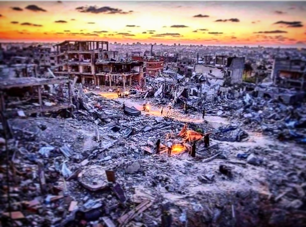 yelekmustafa's tweet photo. "İnsan üç beş damla kan, ırmak üç beş damla su;
Bir hayata çattık ki, hayata kurmuş pusu.
Geldi ölümlü yalan, gitti ölümsüz gerçek;
Siz, hayat süren leşler, sizi kim diriltecek?"
#HopToGaza https://t.co/8xJNQXWwoC