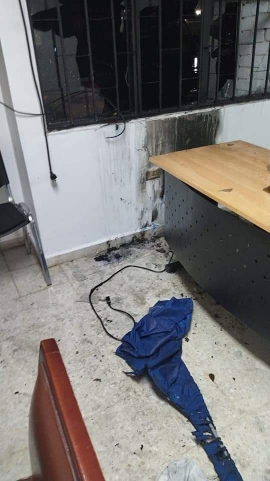 PoliciaColombia's tweet photo. En Neiva justo cuando empezaban clases bajo la modalidad de alternancia, el colegio San Miguel Arcángel resultó afectado por criminales; a este centro educativo asisten 578 estudiantes de preescolar a bachillerato, donde los alumnos son hijos de policías. https://t.co/eBPpC0WRkF