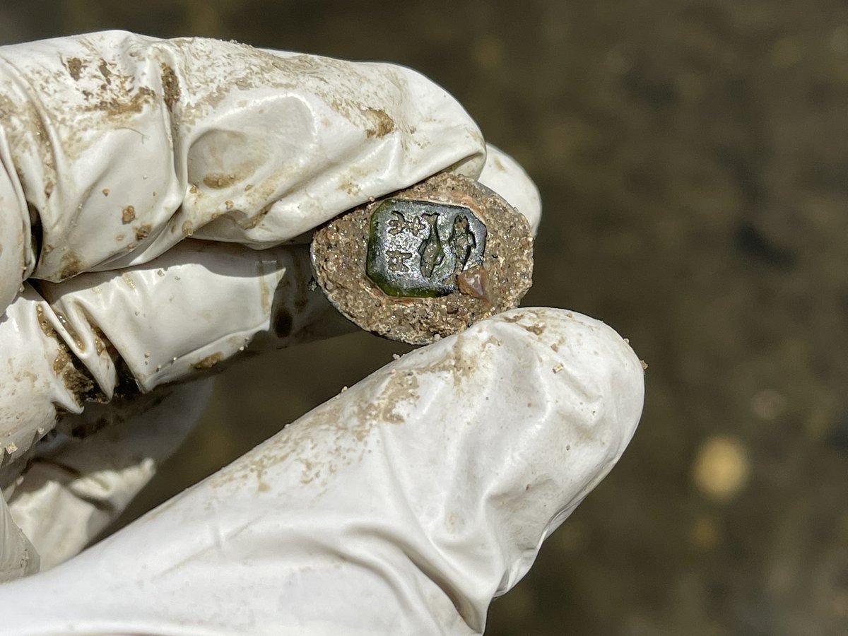11Thames11's tweet photo. Here’s an intriguing find with symbols which I’m not sure what they represent. Any comments will be appreciated. Thought it might be a seal matrix when I found it on the #thamesforeshore earlier today but I’m not convinced. Thank you for your comments #doublefish https://t.co/1xtMA8vDxA