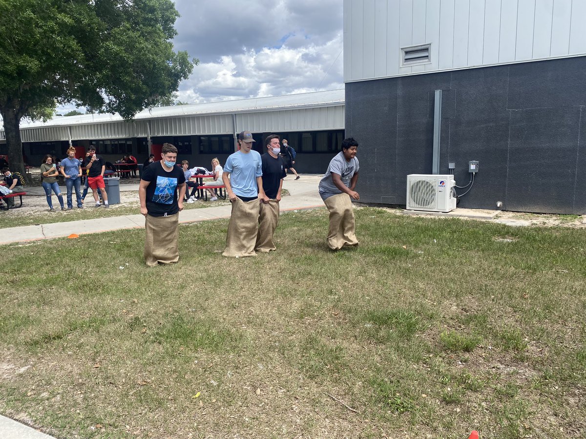 1_MELANIEMARTIN's tweet photo. Another FANtastic day out at DHS! Sack Races for our FITNESS FIVE out on student patio on this beautiful day! So fun!!! Brought us back to childhood memories! Everyone was a good sport!  Go TIGERS! 🐅🐾 #DHSFANSCLUB @Martins_Marvels @dixonk2019 @DunnellonHigh https://t.co/9TGBewg1YM