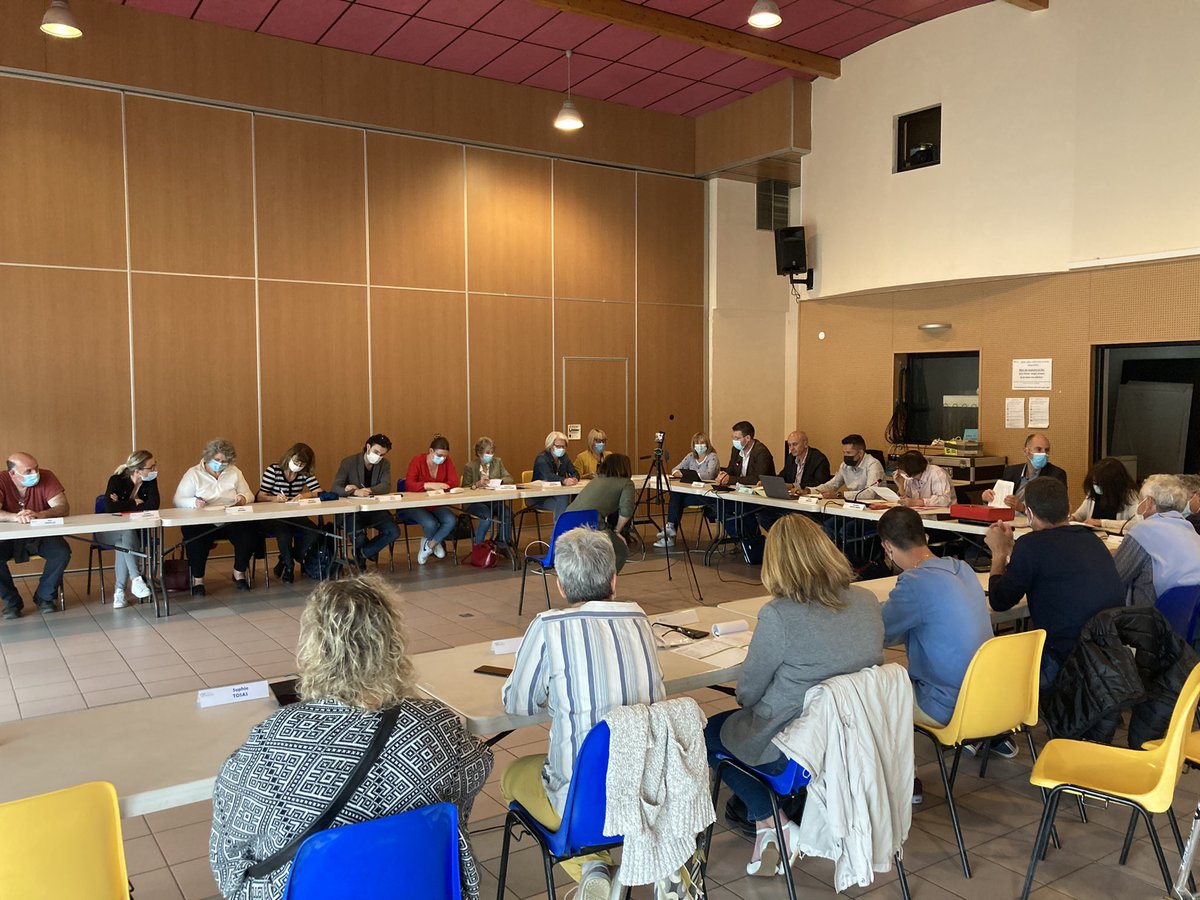 VilleCastries's tweet photo. Le conseil municipal de #Castries vient de voter à l’unanimité les subventions aux #associations, la participation au Fonds de #solidarité pour le #logement &amp; d’adopter un vœu en soutien aux #agriculteurs et #viticulteurs victimes de l’épisode de gel du 7 avril #CastriesSolidaire https://t.co/9z1Wj2T8BJ