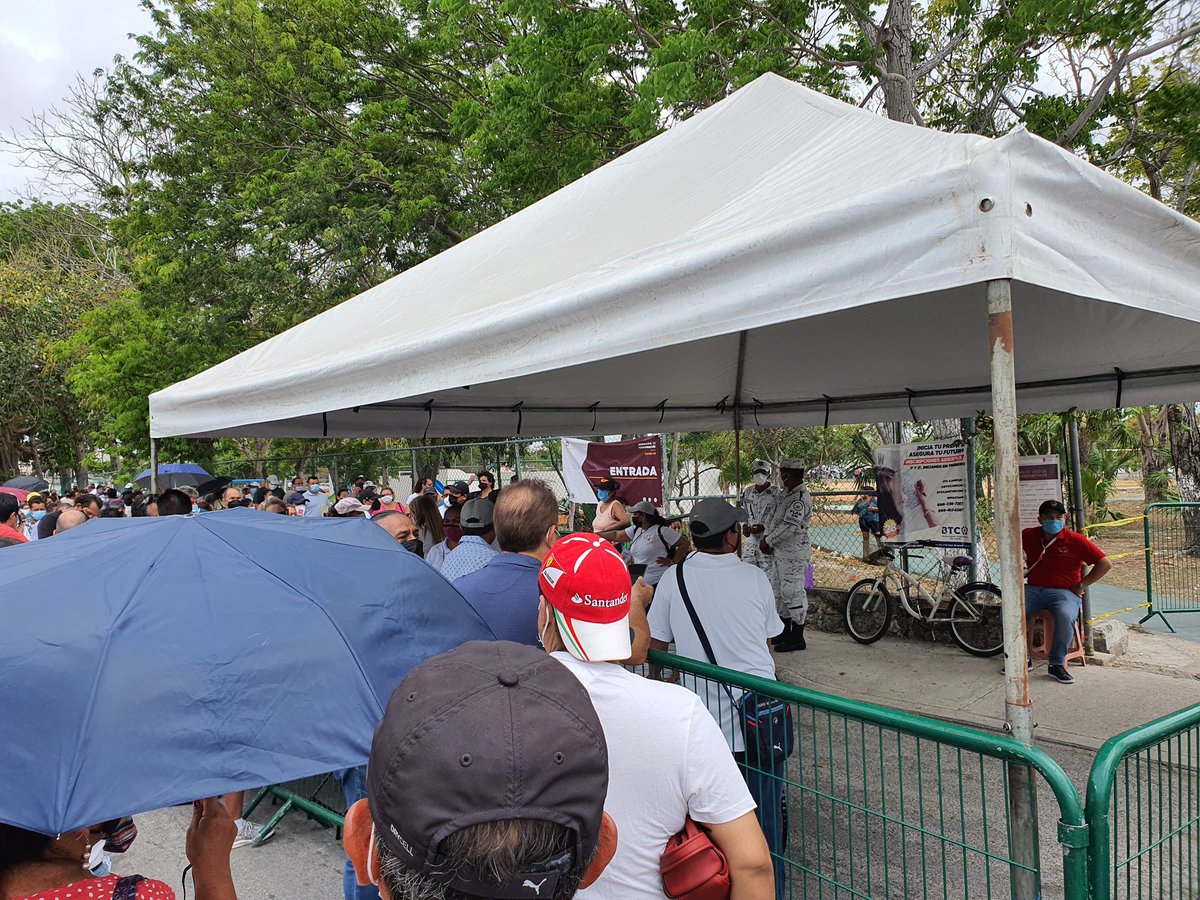 Pésima organización de #vacunacioncovid19 en #Cancun filas interminables, amontonamiento, no hay  #SanaDistancia
<a href="/VivoEnCancun/">Vivo en Cancún 🏖️</a> <a href="/MaraLezama/">Mara Lezama</a> <a href="/CarlosJoaquin/">Carlos Joaquín</a>