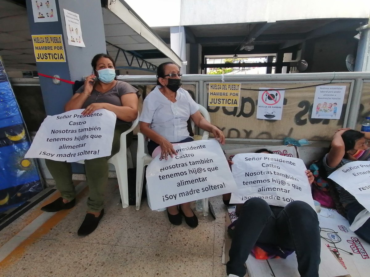 #ÚltimaHora | Siete empleados legislativos están en huelga de hambre por tiempo indefinido tras haber sido despedidos por la nueva legislatura. Piden ser reinstalados en sus puestos de trabajo. 
Fotos <a href="/Avelar2112/">Loida M. Avelar</a>