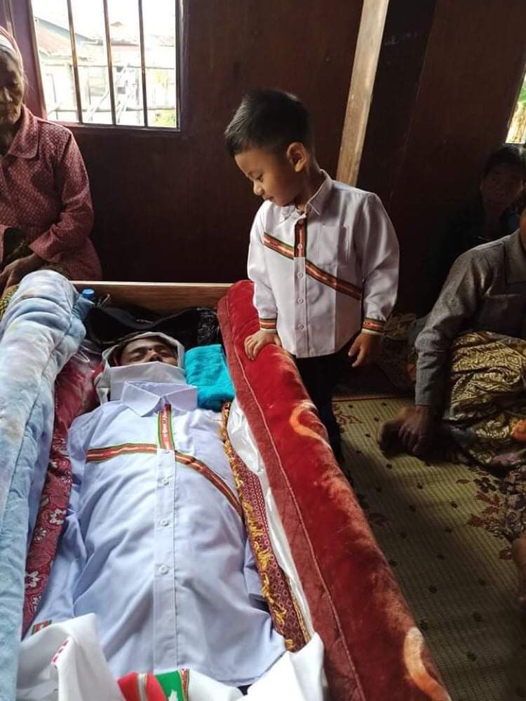 I was heartbroken to see this picture It is sewn to wear the same shirt on Father's Day.But now it is at his father's funeral.😢Dear Baby boy,
My deepest condolences for your loss. 
Pa Go Sian Mung shot dead by Burmese army in Tedim(Chin State). 
#SaveMyanmarDemocracy
#May18Coup