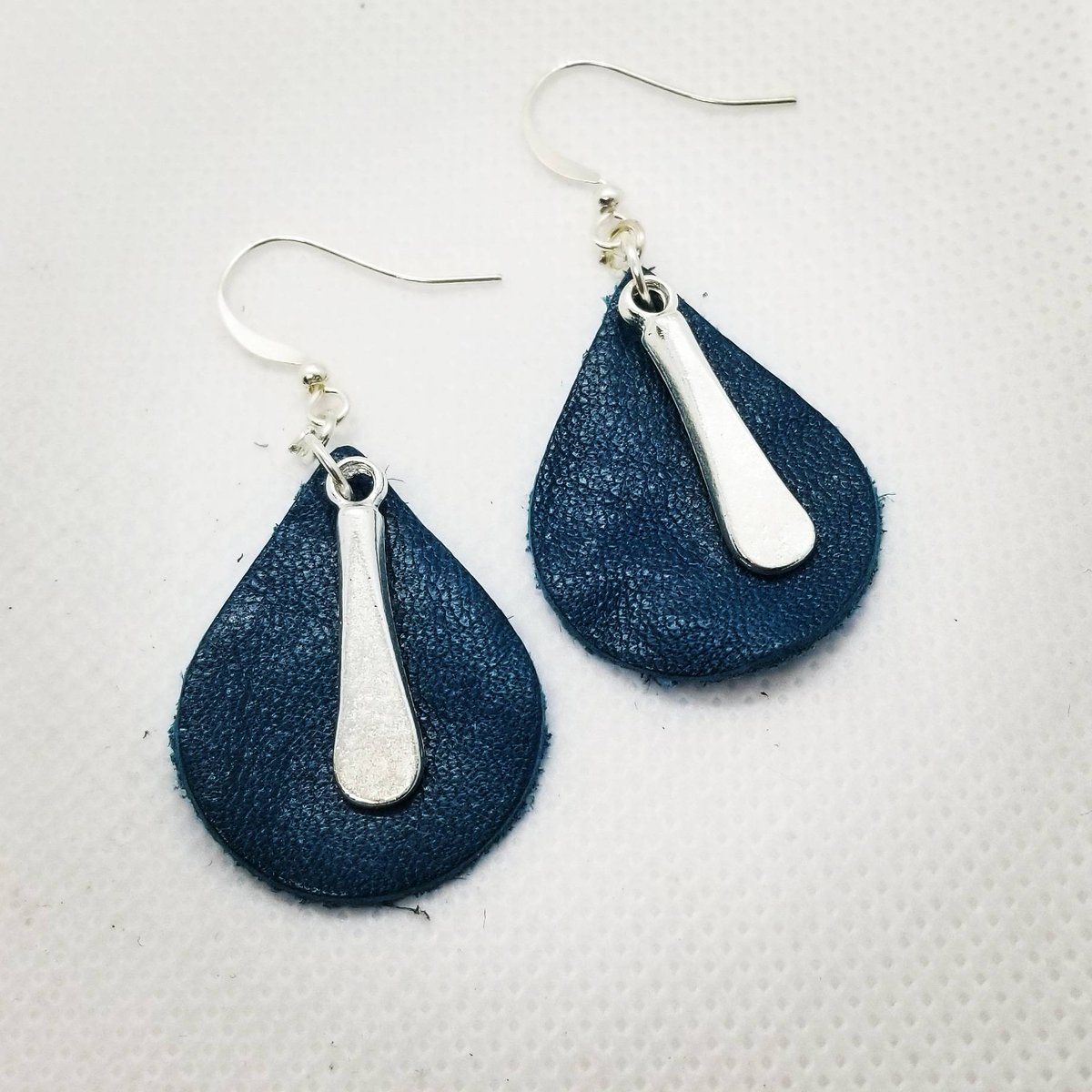 Love these #tealearrings with the silver accent!

Shop for #leatherearrings at MBARTICULTURE.COM

#MBArticulture #tealjewelry #handmadejewelry #handmadegifts #giftideas