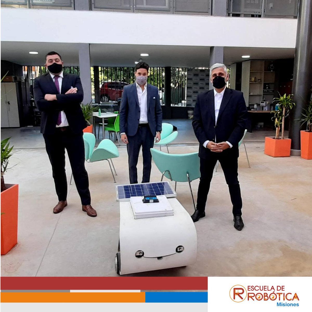 RedMakerMis's tweet photo. El Embajador Fernando Asencio, Subsecretario de #AsuntosNacionales de la #CancilleríaArgentina, junto a Matías Rinaldi y Mariano Guida funcionarios diplomáticos de la Cancillería recorrieron las instalaciones de la escuela, charlaron acerca de los distintos trayectos de formación https://t.co/BE9N9G5AAc