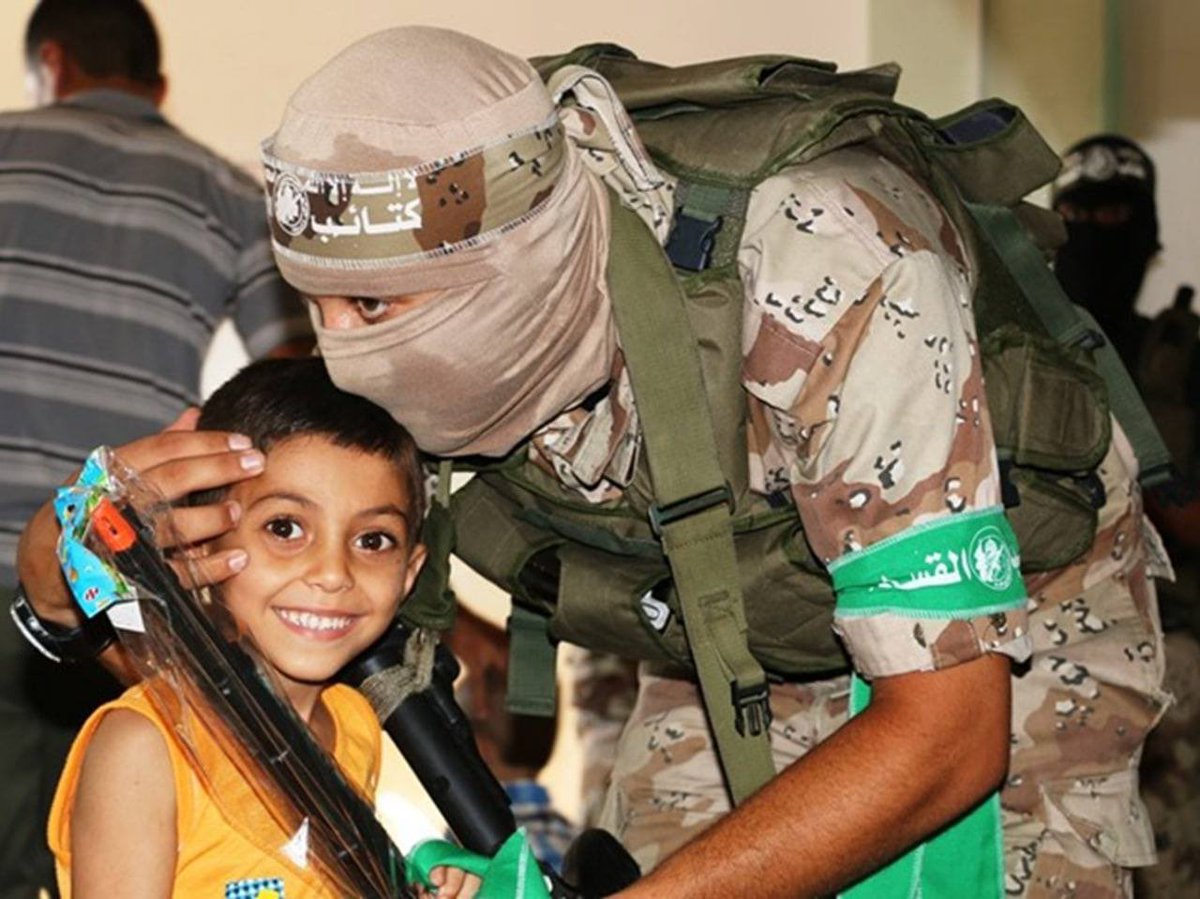 pemudatua's tweet photo. Hamas adalah Pejuang Palestin dan pelindung kepada kanak2 dan orang yang tidak berdaya.

#MalaysiaStandWithPalestine #Malaysia #GazaUnderAttack #HearGaza #SavePalestine #IsraelTerrorist #IsraelKoyak #GenocideinGaza #PrayForPalestine #OPBEDIL https://t.co/ERLwrqjgEo