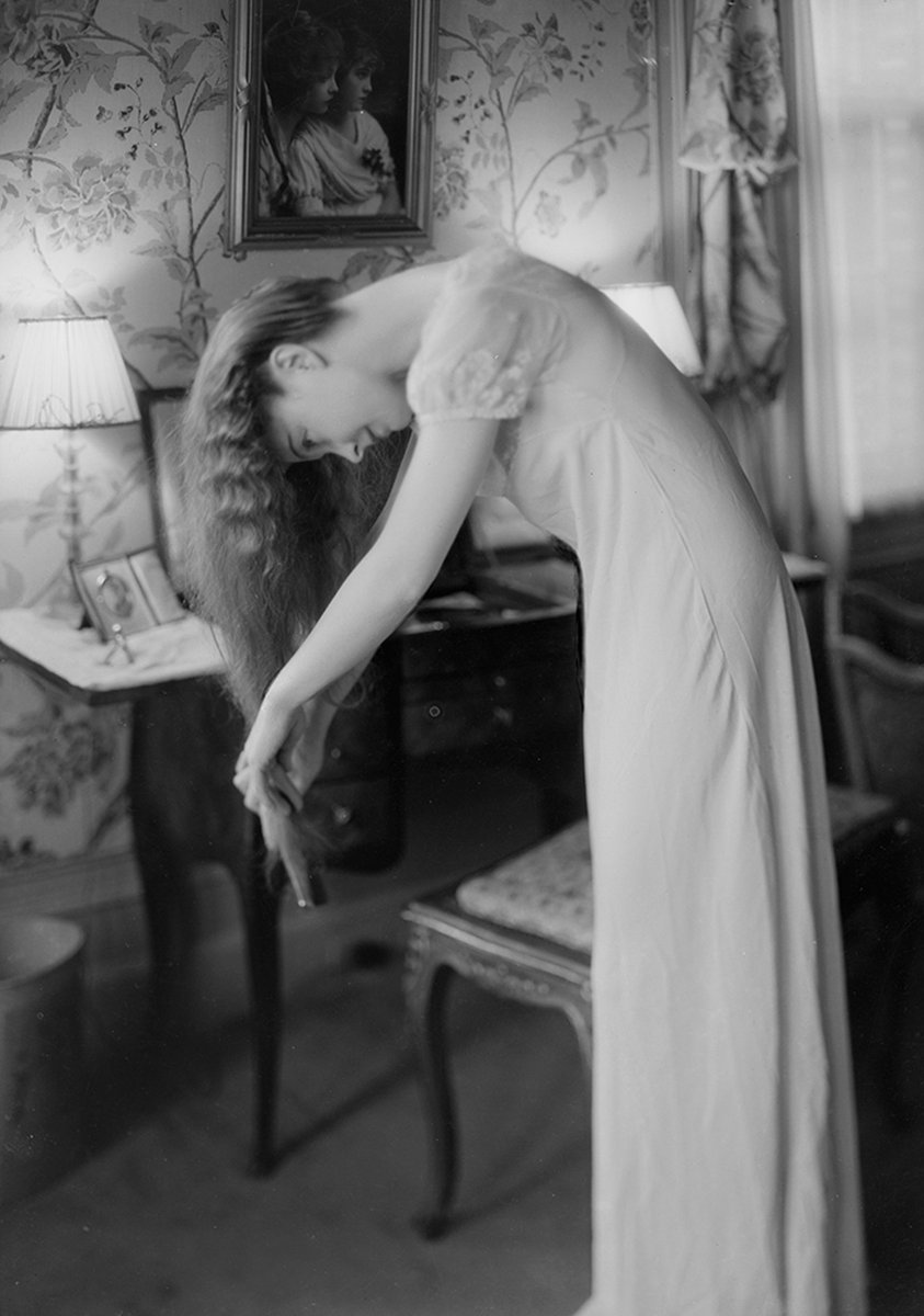 Lillian Gish photographed by Nell Dorr, 1930pic.twitter.com/tiXlurlCj9. 