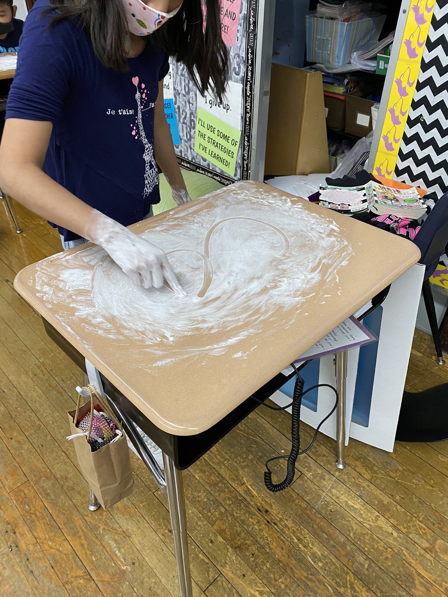 MrsMmultiplies's tweet image. After two long days of testing, sometimes we just need to get our hands *clean* They had a blast!  #shavingcream #cursivepractice #mathpractice #handson #cps #hibbardhuskies