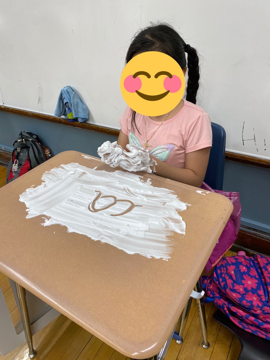 MrsMmultiplies's tweet image. After two long days of testing, sometimes we just need to get our hands *clean* They had a blast!  #shavingcream #cursivepractice #mathpractice #handson #cps #hibbardhuskies