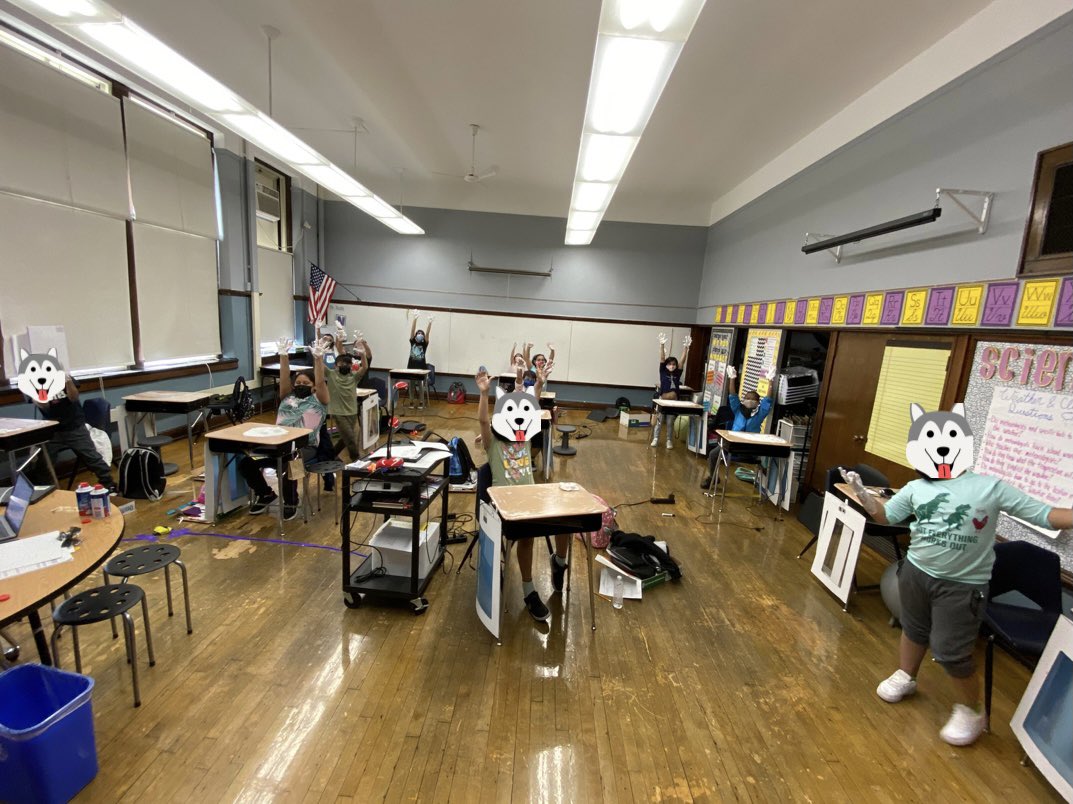 MrsMmultiplies's tweet image. After two long days of testing, sometimes we just need to get our hands *clean* They had a blast!  #shavingcream #cursivepractice #mathpractice #handson #cps #hibbardhuskies