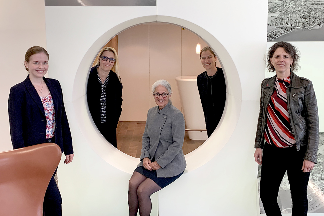 #Networking at its best! Lunch mit #szkb-CEO Susanne Thellung und Senior Firmenkundenberaterin Christina Mettler. So viel #Frauenpower macht einfach Spass und inspiriert!
#frauennetzschwyz #SchwyzerKantonalbank #frauensolidarität #erfahrungsaustausch #gedankenaustausch #visionen