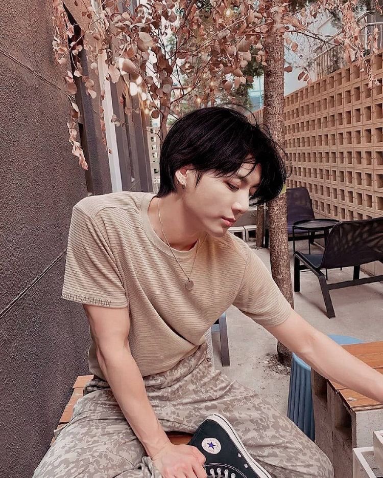 nunchired's tweet photo. 00:00 Nel mio cuore è sbocciato uno splendido fiore, questo fiore sei tu. Il tuo profumo mi inebria e i tuoi colori mi incantano.cit
#jungkook #lanotteportaconiglio #pterodattilo #latte https://t.co/mqC0buZ6yq