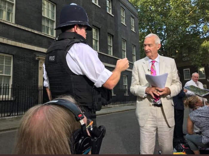 Urieldesimoni's tweet photo. La policía inglesa llevó la inclusión un paso más y empezaron a contratar centauros. https://t.co/zGxOPQ9aUh