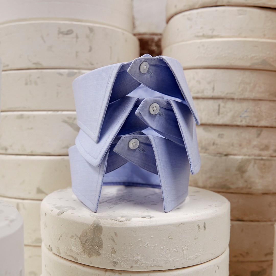 Turnbull_Asser's tweet image. Framing the face, a Turnbull collar is one of the most prominent features of our shirts. Each a feat of engineering, our unfused collars have a woven bias-cut interlining, which gives them a more comfortable organic structure. 

#TurnbullAndAsser