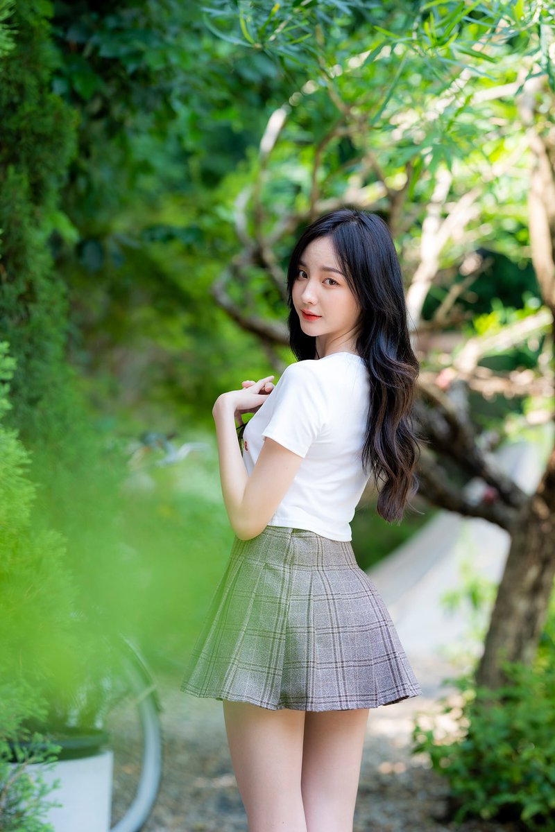 banban21680636's tweet photo. ขนาดกระโปรงยังเอาไม้อยู่  นูนมาเชียว https://t.co/IfaEuYYqlE