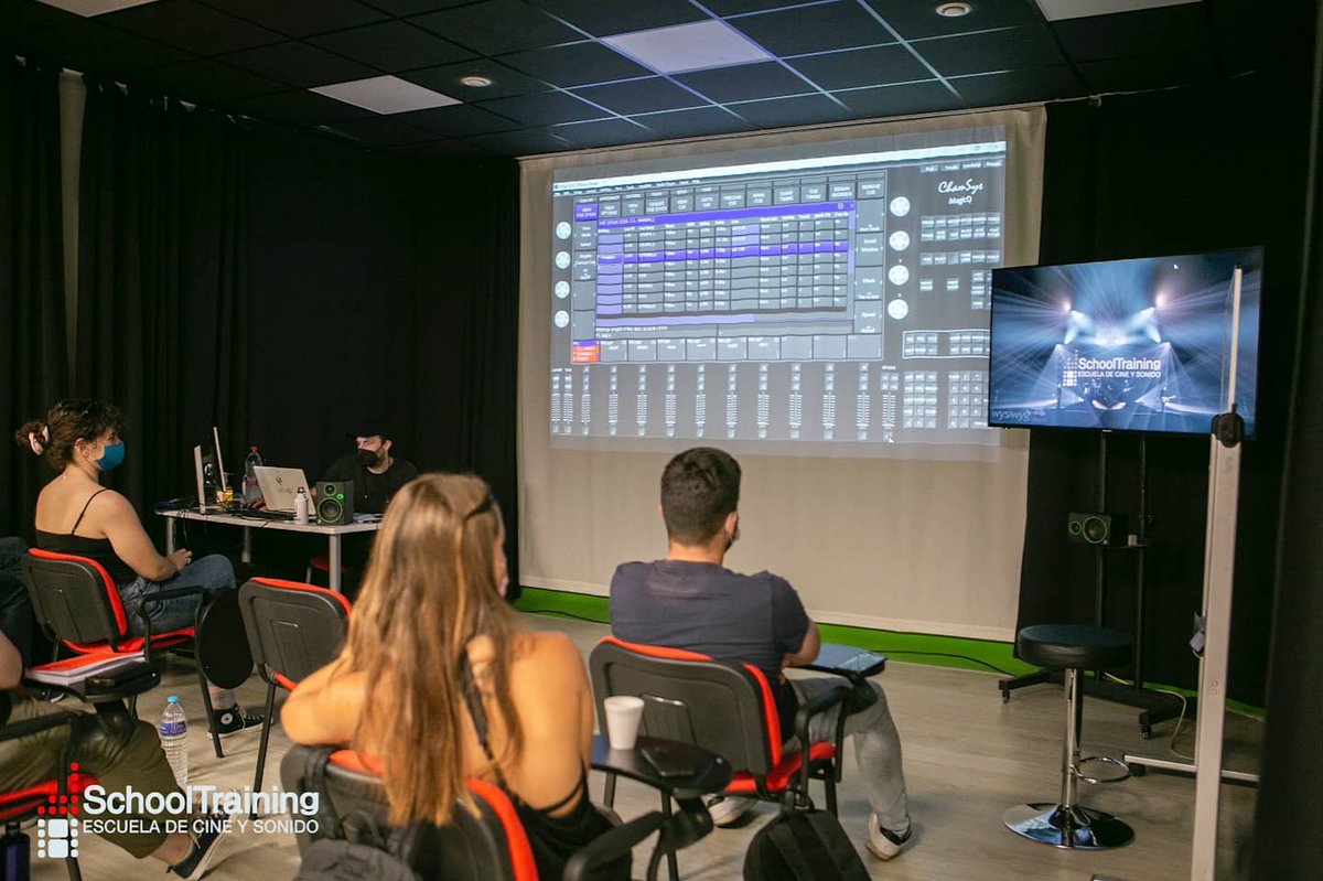 🔴❌Gran masterclass que estuvo ayer impartiendo Diego García para el Máster de Iluminación💡. Se encargó de explicar cuál es el flujo de trabajo🎯 de un diseñador de iluminación en una gira y de cómo se ópera con la mesa de iluminación🎛, utilizando para ello Wysiwyg🔝⚫