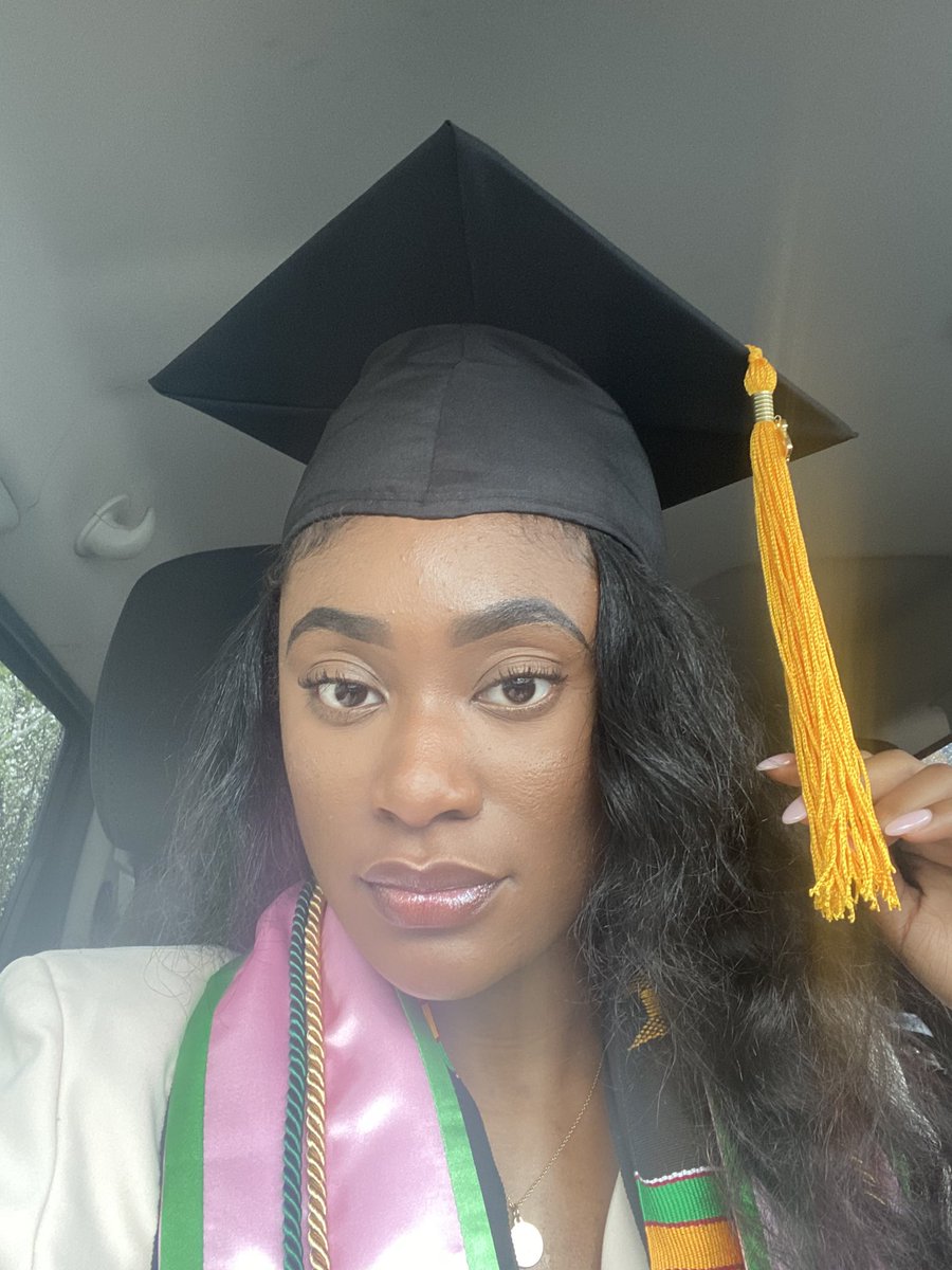 _dvashah's tweet photo. Pretty Girls Get Degrees 💖💚 #AlumnaStatus 🎓 https://t.co/E5655635HZ
