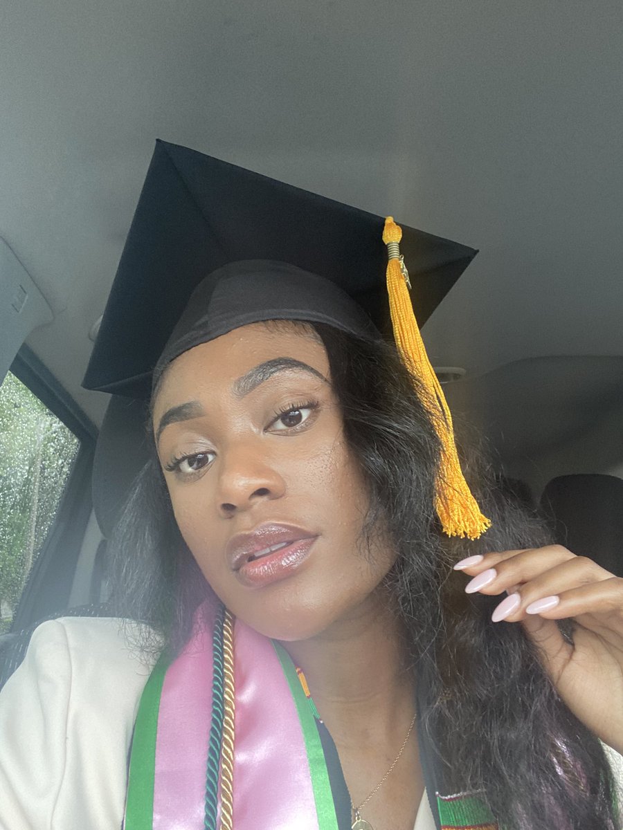 _dvashah's tweet photo. Pretty Girls Get Degrees 💖💚 #AlumnaStatus 🎓 https://t.co/E5655635HZ