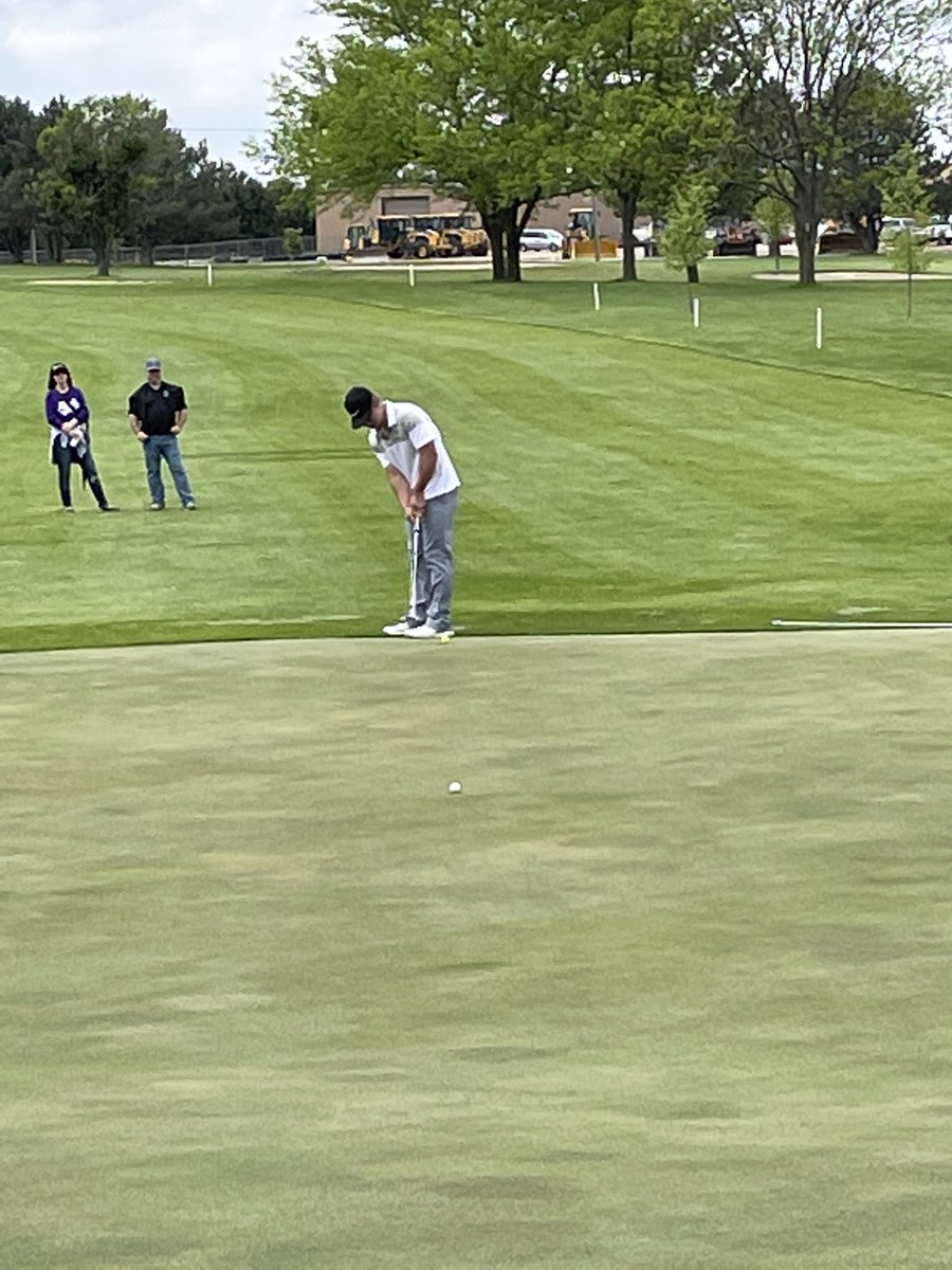 Eli English putting on Hole 5 at Districts