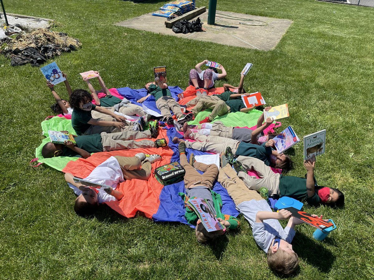 mronan10's tweet photo. B is for books. We spent the entire day reading our favorite books in all different ways. #abccountdowntosummer #lbtogetherwecan @LBpublicschools @jmfeclc https://t.co/LhY4BxiKQC