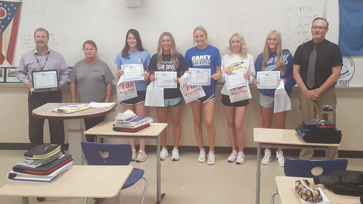 TLC_CAREY's tweet photo. The leaders from Angeline presented our students some gifts and certificates for helping to paint their new building. Hope you all get to check it out soon. https://t.co/CsDuBGBuXn