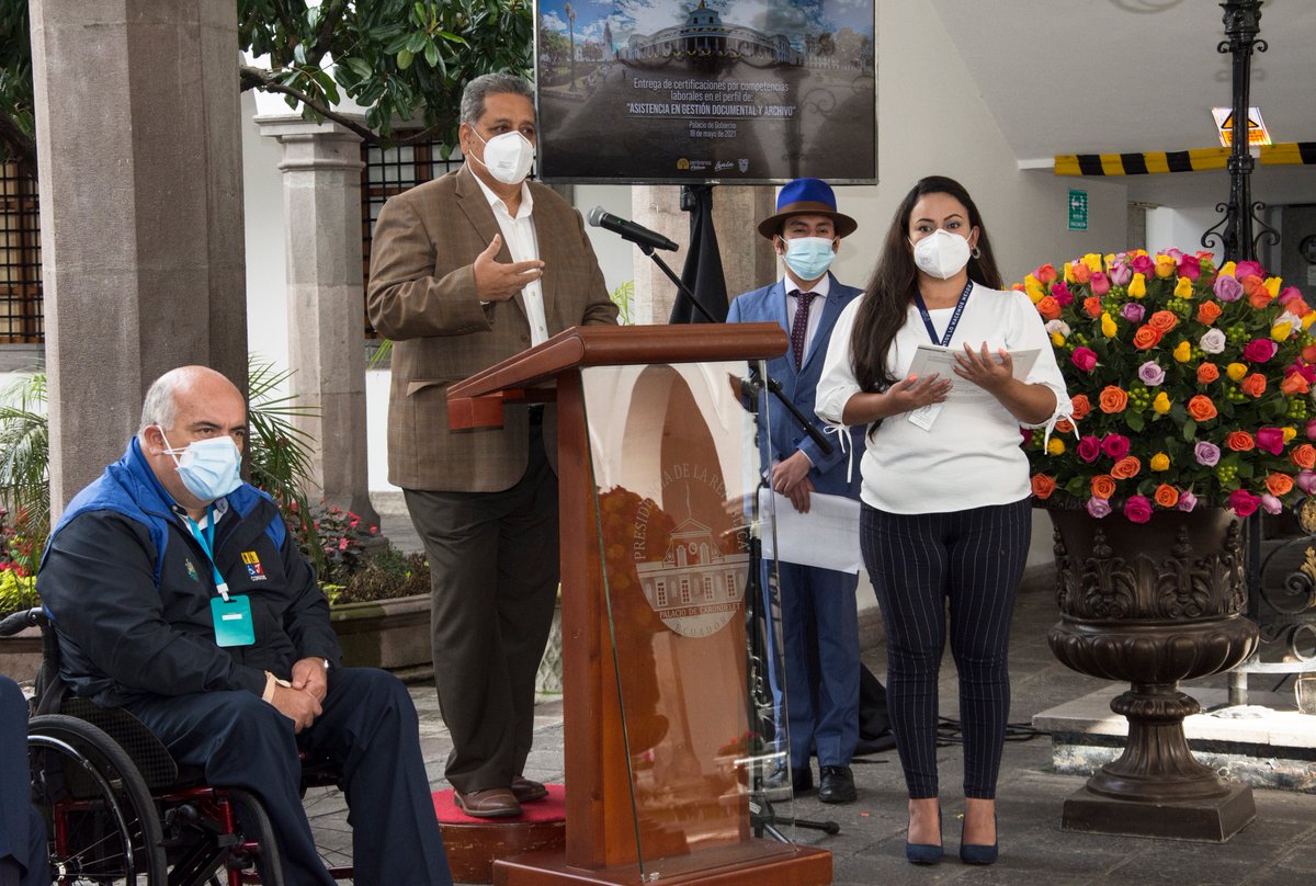 Esta mañana, gracias al trabajo articulado entre el <a href="/secap_ec/">SECAP</a> y la @presidencia_ec, realizamos la entrega de certificaciones por competencias laborales a personas con discapacidad, que laboran en el área de Asistencia en Gestión Documental y Archivo.