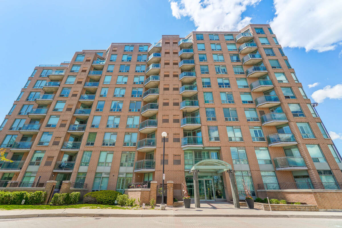 Check out this home! Immaculate, top to bottom renovated 2 bedroom plus den condo in coveted Mystic Pointe. Over $50,000 spent on renovations including brand new custom kitchen cabinets with quartz countertops, a new backsplash, .. haroon-iqbal.cb1.so/4fu1jt