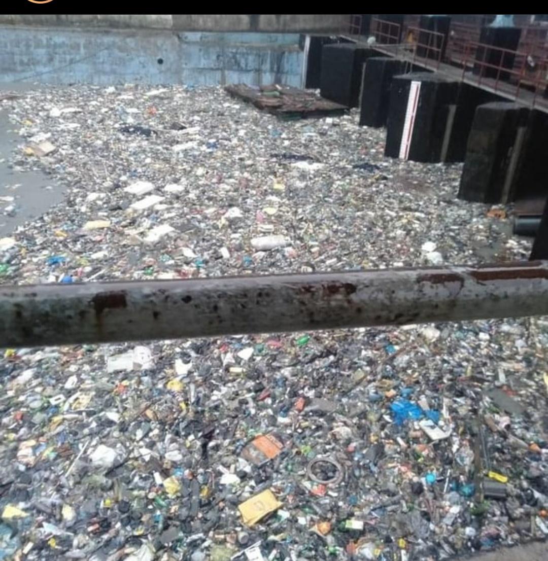 10mae_greenkid's tweet photo. Aftermath of #CycloneTauktae 
Tons &amp; tons of dirty waste Washed ashore in  #Mumbai .
This is a regular occurrence however things haven't changed so far..
Untreated sewage into the sea &amp; unsegregated waste into the landfills have wreaked a havoc..
@CMOMaharashtra @deespeak https://t.co/qh90Xuod2v