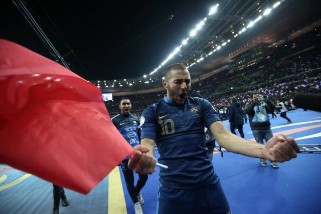 LavoixdesGones's tweet photo. 🚨 C’EST OFFICIEL 🚨

KARIIIIIIIIIM @Benzema fait parti de la liste de Didier #Deschamps ! 😍😍😍 

5 ans et 6 mois après, notre gone fait son retour en @equipedefrance ! ENFINNNNNN ! ENFIN BORDEL ! 💙🤍❤️ #equipedefrance 

Il aura le numéro 1️⃣9️⃣ ! https://t.co/hy6RUEhYz2