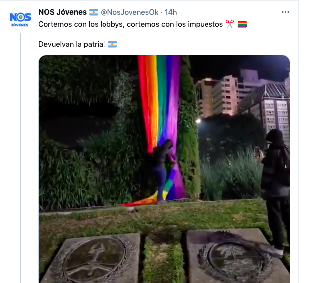 PresentesLatam's tweet photo. 🇦🇷Repudiamos este ataque no solo a la bandera de la diversidad sino a todo lo q representa.
💥Ayer, 17 de mayo, Día Internacional Contra el LGBTodio se puso la bandera 🏳️‍🌈 frente al Obelisco, x la noche fue cortada. 
📢Repudio total a esta violencia hacia todo el colectivo LGBT+. https://t.co/9CzBfzWe4W