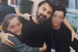 ''Kardeşim, Allah'ın huzuruna alnın ak yüzün pak olarak çıkacaksın.
Beraber yattığımız 42 ay bunun şahidi…
Mahkeme devam ederken koğuştan götürüldüğün ve bir hafta boyunca polisin elinde işkenceye maruz kaldığın o gün ve geceler buna şahittir.''

BırakınArtık HastaMahpusları