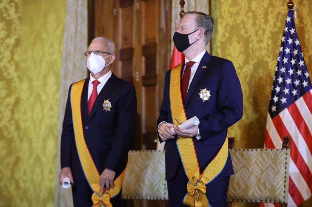 Me llena de alegría entregar la Condecoración al Mérito a dos grandes amigos del Ecuador: los embajadores Michael Fitzpatrick de EE.UU., y Vicente Rojas de Perú. 

Gracias por su empeño y cooperación para afianzar las relaciones entre nuestros pueblos. 🇪🇨🇺🇸🇵🇪