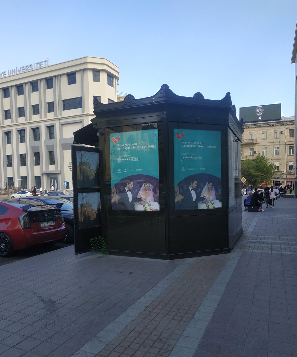 Bu şəkili o gün görəndə düşünürdüm ki, yəqin məzə üçün edilib. Amma bu gün gördüm ki, bu plakatlar bildiyiniz şəhərin hər yerində qoyulub. Bunların içində bir dənə olsun başı işləyəni yoxdur. Həqiqətən azərbaycan böyük bir şadlıq sarayıdır. Səviyyə yerlərdə.