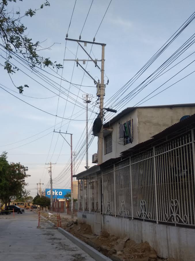 JorgRd86's tweet photo. Andenes sumamente angostos en vía principal; carrera 8 entre calles 30 y 33a. Peligro para transeúntes. 
La ubicación de los postes de energía da la impresión de que las terrazas fueron ampliadas de forma arbitraria, tomándose espacio público.
@ControlUrbanoBq @ADI_BQUILLA https://t.co/c3PCQiN6SH