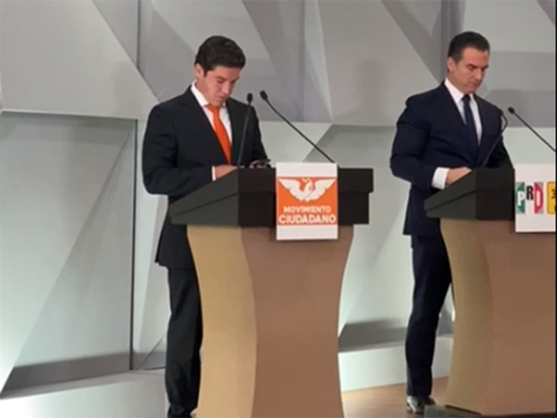 AndreyGM_Online's tweet photo. 📙📙📙Samuel García vuelve a romper reglas de debate; otra vez lleva dos celulares‼️

El candidato de Movimiento Ciudadano entregó un celular antes de iniciar el debate , pero entre sus pertenencias traía otro

https://t.co/J86krvZuBt

#PonteTransa ponte #NarcoLeon https://t.co/lj7rf2hdn0