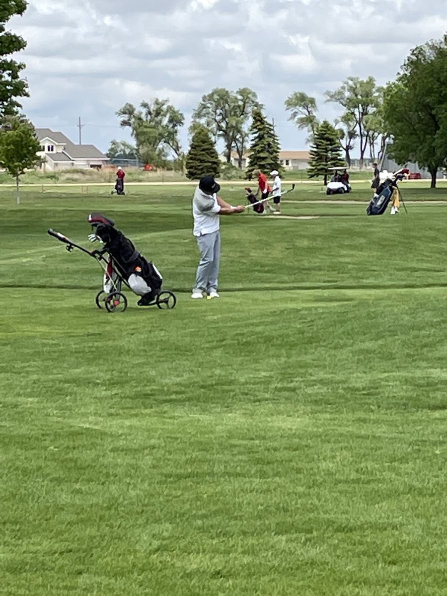 Senior Eli English chipping up to the green