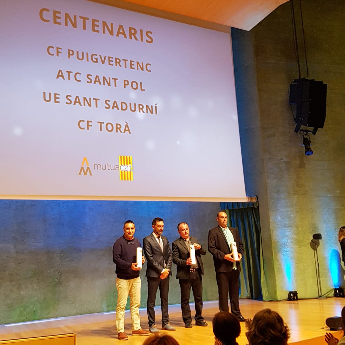 mutuacat's tweet photo. Sergi Macià, director general de Mutuacat, lliura el reconeixement per la seva trajectòria centenària al CF Puigvertenc, ATC Sant Pol, UE Sant Sadurní i CF Torà.
Gràcies per transmetre els valors esportius a tantes generacions. 
#FemSalut #FemPaís #FestadelesportCatalà https://t.co/NQPoRQfiUr