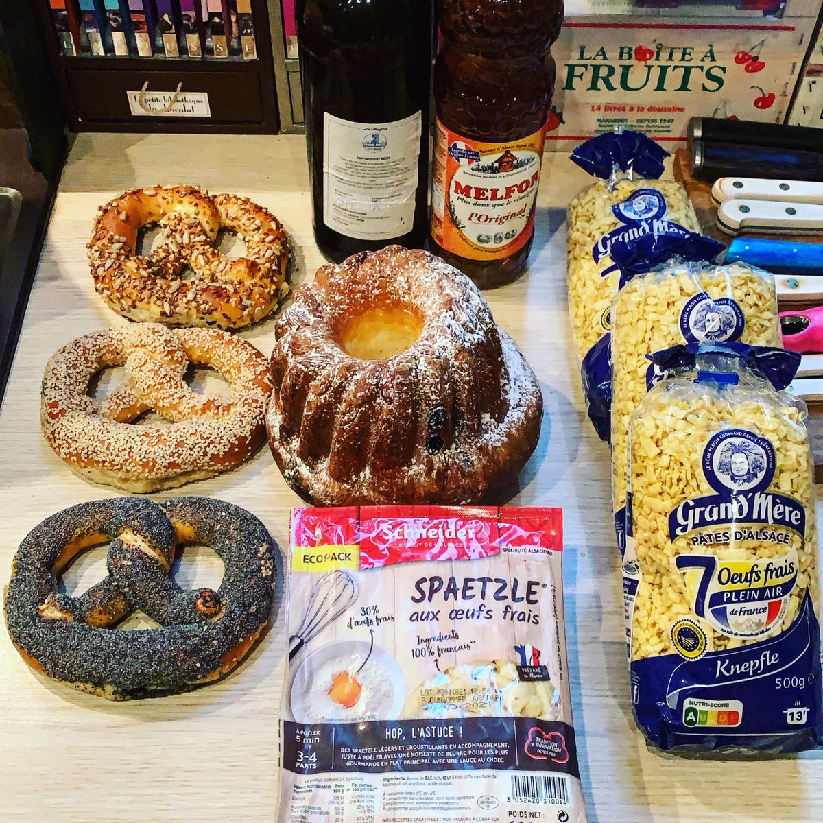 Langlai73410097's tweet photo. Si tu ne vas pas en Alsace , l’Alsace viendra à toi .
Cadeaux gourmands en provenance directe de Strasbourg.
Des trésors inestimables que je vais m’empresser de dévorer !
#kouglof #bretzel #spaetzle #knepfle #melfor #tigrebock #plaisirgourmand #gastronomie #alsace #strasbourg #🇫🇷 https://t.co/zKCoWaCa71