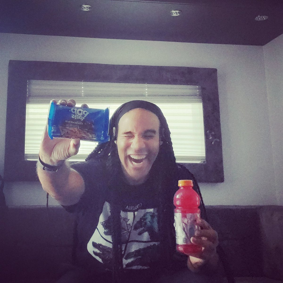 TJStorm01's tweet photo. Pop Tarts and Gatorade in my dressing room!!! I am favored of the gods!!!
YASSSSS!
#herofuel #gatorade #poptarts #actorlife🎬🎥 #reasonsforcardio #MindsEyeTribe https://t.co/nPtF7YWbB2