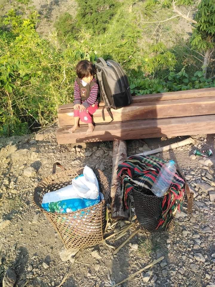 AChanMon's tweet photo. As water supply has been cut off by the junta since May.17 locals in Mindat, Chin State, are facing shortage of drinking water. Mindat's local defense forces bravely fought against the junta's terrorists recently.

#WhatsHappeningInMyanmar
#May19coup https://t.co/CQkDLaiZIx