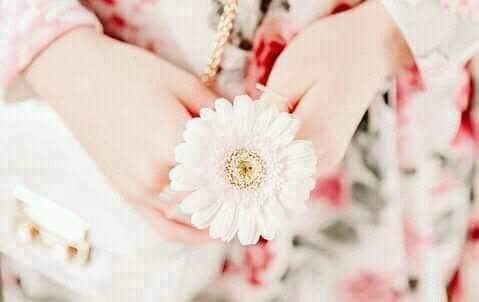 وفي العلاقات يقال :
إمنح الرد لمن يستحق وليس لكل من يتكلم 
 وأمنح الكلام لمن يفهم وليس لكل من يسمع 
 وأمنح الحب لمن يعيشك بتفاصيلك 
وليس لكل من يقول احبـك..