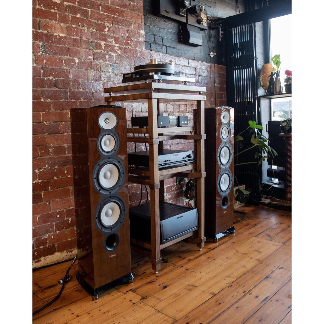 HiFiRacksLtd's tweet photo. A solid walnut Grand Stand rack is the centrepiece for this magnificent #AudioInfluence demo, paired with @revelspeakers, @AURALiCLtd, Parasound, Pre-Audio & Tangential Turntables on a 40mm Isolation Plinth. https://t.co/cDutQhG4aI
