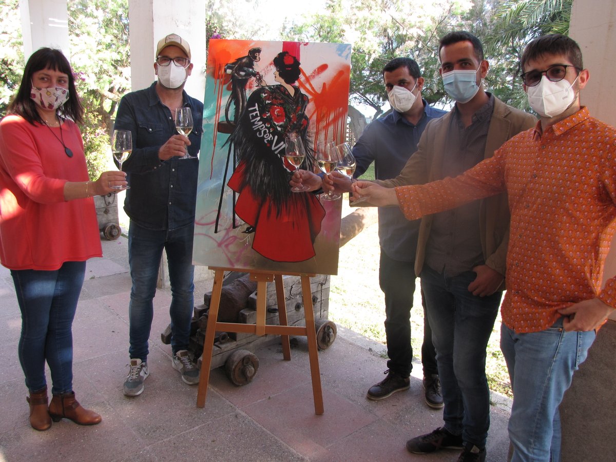 ajuntamentvng's tweet image. ✅L'  @espaifarvng  acull presentació de la nova edició de Temps de Vi 2021

🍷L'artista Sergi Mestres Chacón ha presentat el cartell de la present edició. Un certamen que aquest any  passa de fira a mostra per poder adaptar-se als protocols de seguretat sanitaris