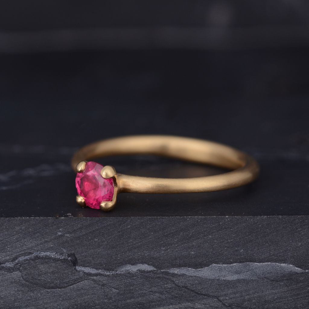 McCaulJewellery's tweet photo. Gently sculpted claws hold this gorgeous ruby in place ❤️  

Available from our Exmouth Market atelier and through our website, link in the bio.

#rubyring #fourclaw #sculpturaljewellery #yellowgold #handcraftedjewellery #contemporaryjewellery #designermaker #jewelleryatelier https://t.co/saMAqPnFlA