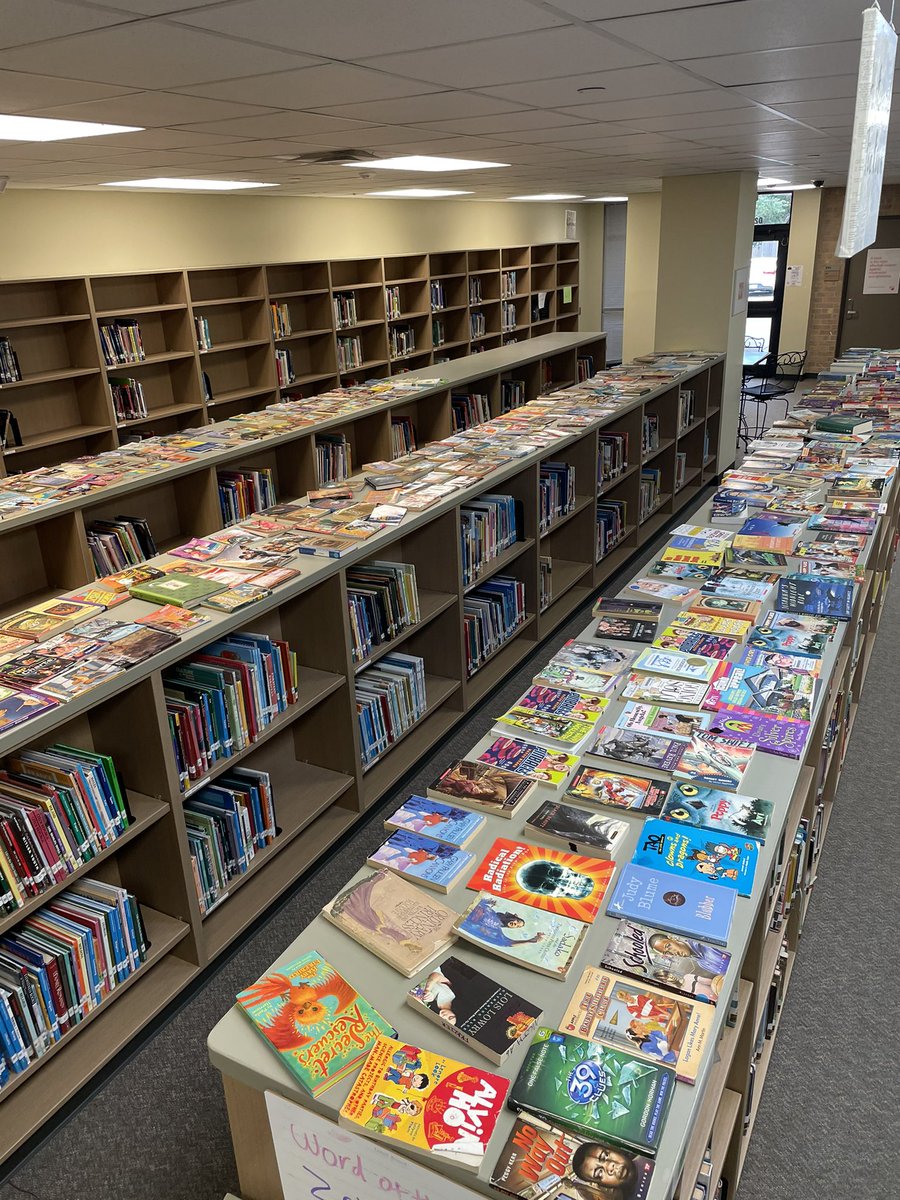 MrsCumminsELAR's tweet photo. Day 1 of 3 was a roaring success for our #MCJH Literacy Fair! Each 6th grade student got to take home a book of their choosing, one for a sibling, &amp; a chance to win some incredible prizes donated by our community!! Your turn tomorrow, 7th! @MCJHGators @MCJHgatorsRead @MsHerrera9 https://t.co/dUnZxR17ff