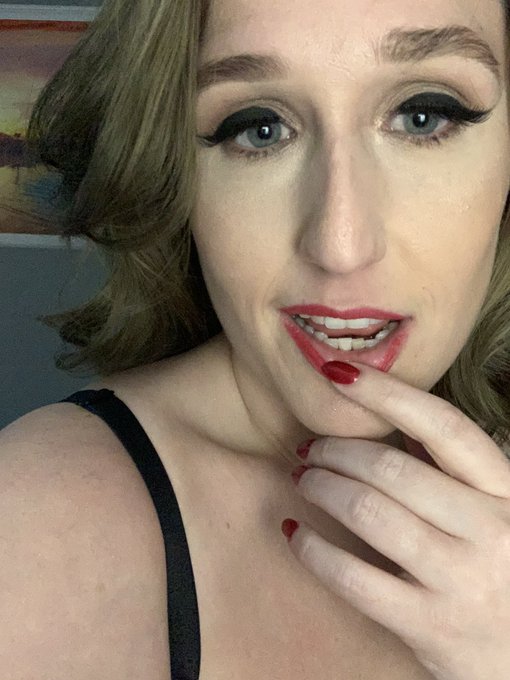 My Pin Up Photoshoot was yesterday!! Super psyched for my photos. Cannot wait! https://t.co/sxIKQF5R