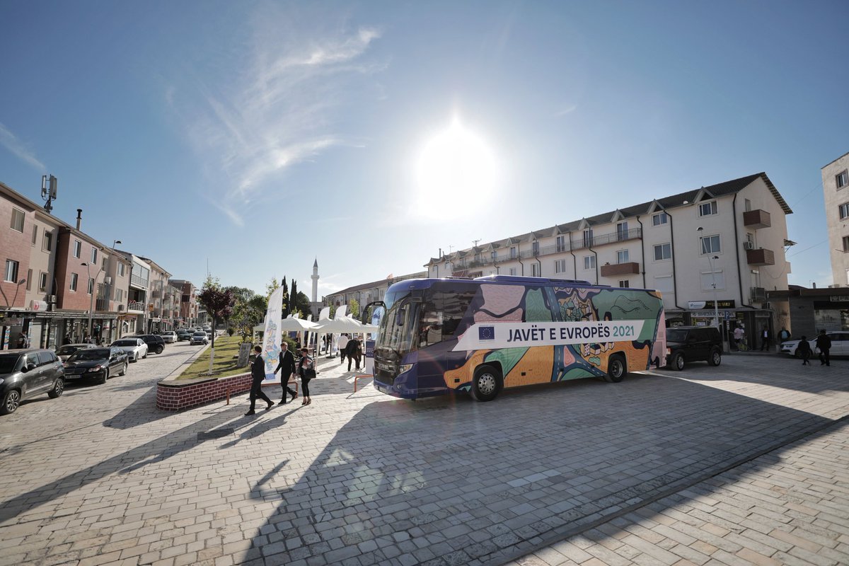 EUinAlbania's tweet image. Our 2nd stop 🚌 today: #Shijak 🇦🇱 where we discussed #EU 🇪🇺 support after the earthquake and the German Deputy Ambassador 🇩🇪 presented the movie "Cleo" to the Youth Council.
📌Tomorrow we will stop in #Durrës! See you there!
#EuropeWeeks2021