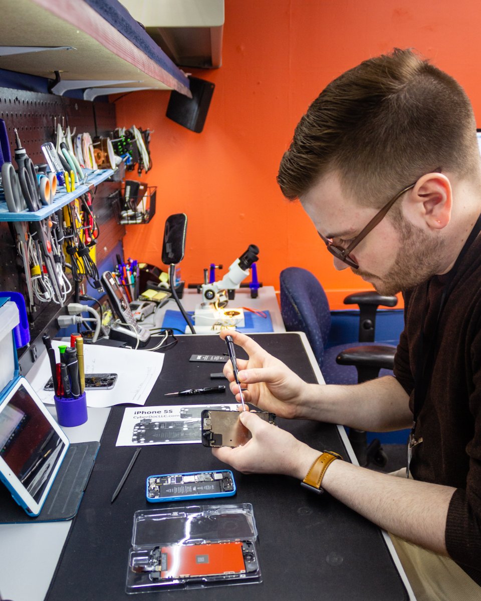 YourAgentMobile's tweet image. Don't give up on your device! We'll give it a new lease on life. Just stop by our shop to get started. #AgentMobile #Brockport #NewYork #PhoneRepairs